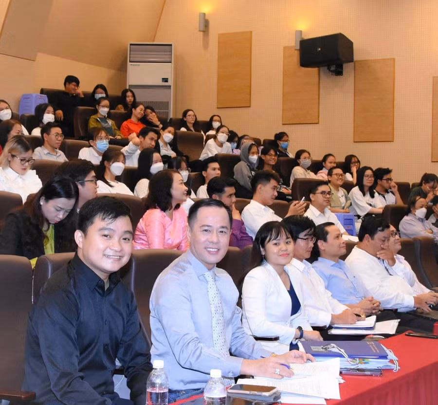 GS.TS Huỳnh Văn Sơn, Hiệu trưởng Trường ĐH Sư phạm TPHCM (thứ 2 từ trái qua) trong một tọa đàm về trường học hạnh phúc.