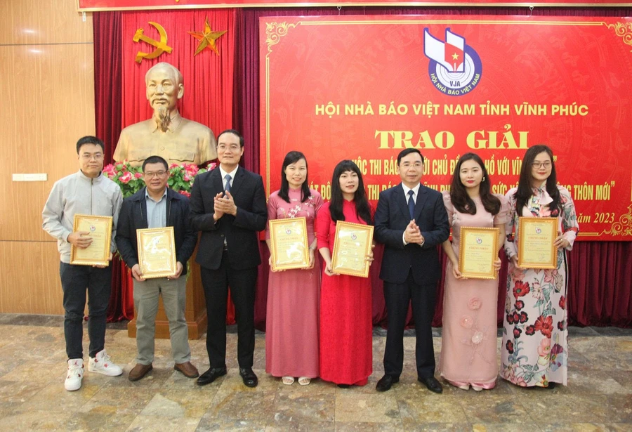 Ban tổ chức trao giải A cho tác giả, nhóm tác giả