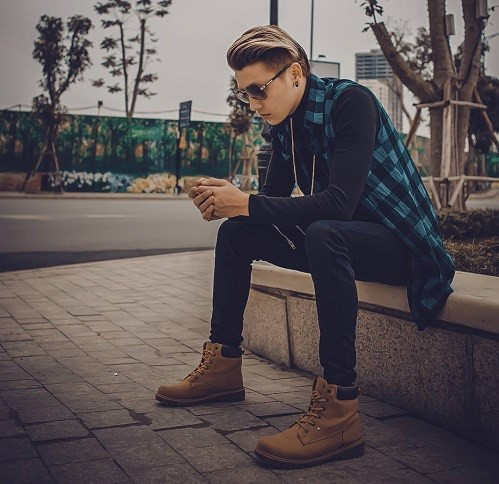 Anh chàng cho biết thêm về gu thời trời của mình, phong cách thời trang của anh thay đổi rất thất thường và không đi theo 1 gu nhất định nào cả, thường những màu anh chọn là đen và đôi khi là những đồ có họa tiết nổi bật để tạo điểm nhấn cho bản thân.