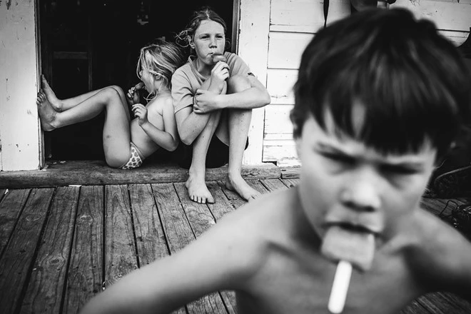 Bộ ảnh tuổi thơ tách biệt với công nghệ hiện đại