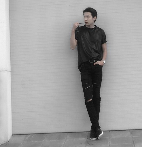 Quốc Hùng từng tham gia các hoạt động giải trí, là diễn viên của 2 đến 3 nhóm hài như Chuối TV..., admin của Fanpage Nổ Phát và là người mẫu cho một số tạp chí Teen.