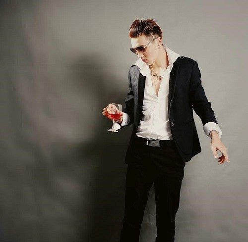 Quốc Hùng cho biết: "Cho đến thời điểm hiện tại, mình đã ngừng các hoạt động làm người mẫu, để tập trung cho việc học Ngân hàng của mình và dự án phim ngắn sắp tới"