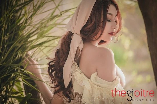 Khó cưỡng trước vẻ sexy của “cô gái nông thôn” đi gặt cỏ bò sữa