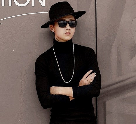 Không chỉ hút ánh nhìn bằng đôi môi quyến rũ và vẻ ngoài điển trai mà ở cậu còn là một chàng trai của sự "đa-zi-năng".