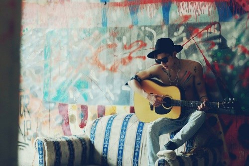 Anh chàng thích ca hát và đi du lịch, Ngoài ra, Hùng còn có sở trường là làm phim và diễn xuất.