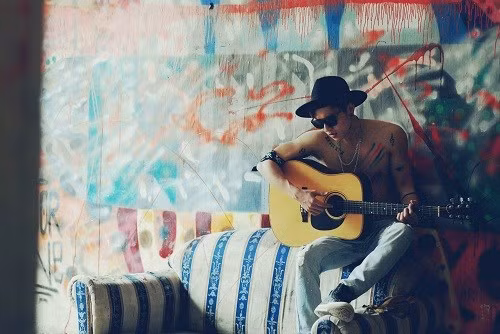 Anh chàng thích ca hát và đi du lịch, Ngoài ra, Hùng còn có sở trường là làm phim và diễn xuất.