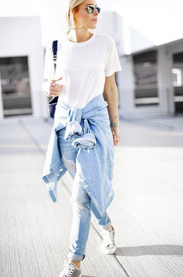 Jeans và sneakers, xu hướng ăn gian tuổi được sao lăng xê