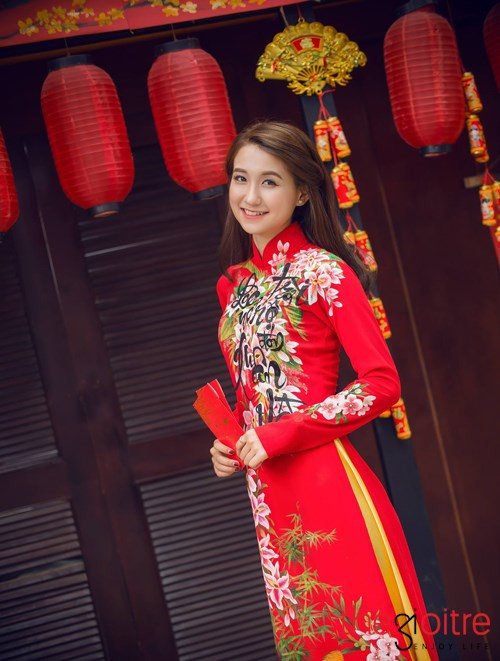 Nhưng cũng đầy duyên dáng, ngọt ngào trong tà áo dài thướt tha. Nhưng cũng đầy duyên dáng, ngọt ngào trong tà áo dài thướt tha.