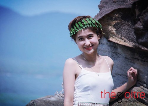 Với vẻ đẹp ngọt ngào, dịu dàng cùng nụ cười thiên thần được tô điểm bởi chiếc răng khểnh xinh xắn, Ngọc Quyên luôn tạo sức hút mạnh mẽ đến phái mạnh. Với vẻ đẹp ngọt ngào, dịu dàng cùng nụ cười thiên thần được tô điểm bởi chiếc răng khểnh xinh xắn, Ngọc Quyên luôn tạo sức hút mạnh mẽ đến phái mạnh.