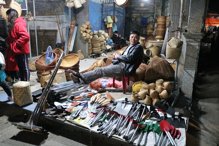 Không thể thiếu được đó là những gian hàng bày bán nông cụ, sau Tết nhiều người dân tìm tới chợ Viềng đơn giản chỉ là để mua được cái lưỡi cuốc hay cái liềm... để chuẩn bị bước vào mùa vụ mới. Hay đơn giản hơn là cái kiềng bếp hoặc một sợi dây thừng. "Mua để lấy may mà".