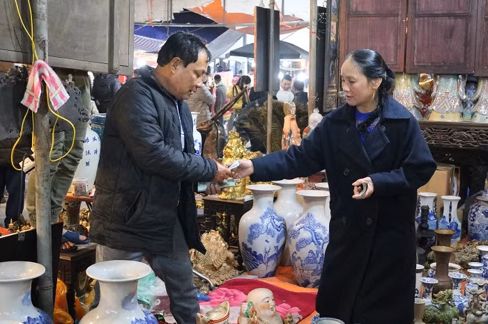 Không chờ đợi tới khi phiên chợ được khai mạc, ở đây nhiều người bán và mua đều hồ hởi: "Được giá là bán, hợp lý là mua". Chị Hảo cho biết: "Dân đồ cổ ở đây chả nói thách làm gì, vì phần đa những người tìm tới chợ Viềng để lùng mua những món hàng quý hiếm đều đã nắm rõ giá cả rồi. Việc mua bán phần nhiều là ở cái duyên với nhau thôi!"