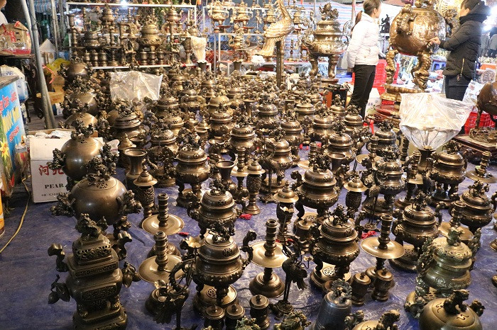 Không ít người lần đầu ghé thăm chợ Viềng sẽ cảm thấy choáng ngợp trước các sản phẩm được bày bán tại đây.