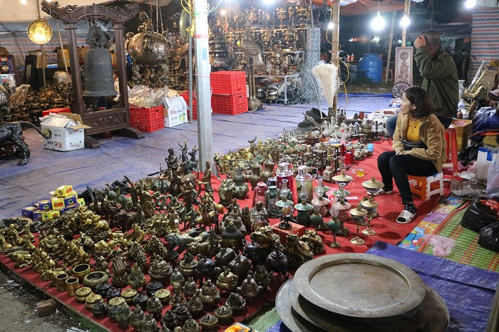 Vẫn như mọi năm, chiếm diện tích bày bán lớn nhất luôn là các mặt hàng gốm sứ cổ, đồ đồng, đồ gỗ mỹ nghệ. Các món hàng được bày bán cực kỳ đa dạng về kích thước và chủng loại, tất cả đều được chế tác cực kỳ bắt mắt và tinh xảo. Nhiều chủ gian hàng cho biết đã tề tựu về đây từ sáng sớm của ngày mùng 6 Tết để chuẩn bị cho phiên chợ độc đáo này.