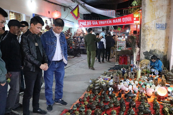 Còn 1 ngày nữa mới tới thời điểm khai mạc lễ hội chờ Viềng thế nhưng ở khu vực tổ chức lễ hội tại huyện Nam Trực, các gian hàng đều đã sẵn sàng để đón khách mua. Người bán thì nhiệt thành, người mua thì nô nức chen chân tìm món đồ mà mình ưng ý. Thời điểm 0h ngày mùng 7 khung cảnh nơi đây hết sức đông vui tấp nập.