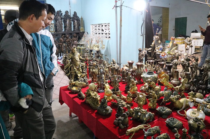 Lần đầu đi dự chợ Viềng anh Phương một người dân đang sinh sống tại Hà Nội chia sẻ: "Mình nghe tiếng chợ Viềng đã lâu rồi, nhưng năm nay 2 bố con mới thu xếp để đi dự được. Nói thật là ở đây nhiều đồ quá, khi xem xong tự nhiên lại quên mất mình muốn mua gì, vì cái gì nhìn cũng ưng mắt cả".