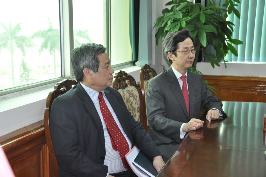 GS Vũ Minh Giang với Chủ tịch Quỹ Giáo dục Cao học Hàn Quốc Park In Kook. GS Vũ Minh Giang với Chủ tịch Quỹ Giáo dục Cao học Hàn Quốc Park In Kook.