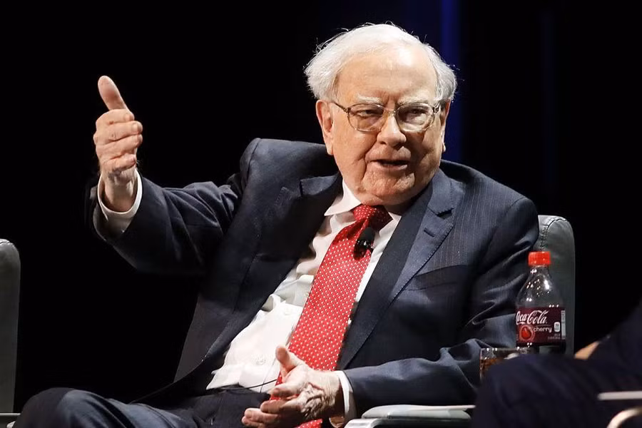 Warren Buffett được mệnh danh “huyền thoại” đầu tư".
