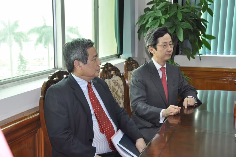 GS Vũ Minh Giang với Chủ tịch Quỹ Giáo dục Cao học Hàn Quốc Park In Kook.