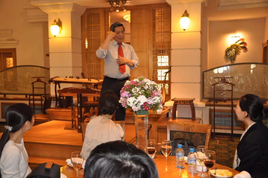 GS Vũ Minh Giang trong một buổi giao lưu văn hóa ở Hà Quốc.