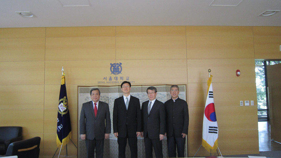 GS Vũ Minh Giang làm khách mời của Thủ tướng Hà Quốc Chung Un-chan. GS Vũ Minh Giang làm khách mời của Thủ tướng Hà Quốc Chung Un-chan.