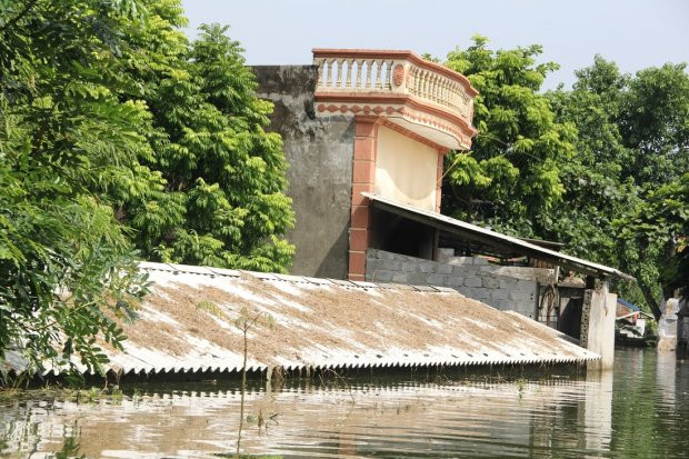 Nhiều ngôi nhà nước đã lên tới tận mái. Ảnh: Saostar. Nhiều ngôi nhà nước đã lên tới tận mái. Ảnh: Saostar.