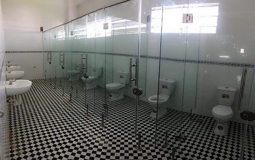 Nhà vệ sinh trong suốt. Nhà vệ sinh trong suốt.
