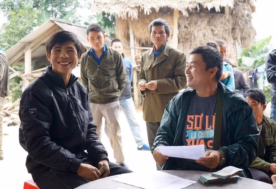 Anh Lương Hùng (bên phải) trong chuyến đi khảo sát, hỗ trợ làm nhà sau lũ cho người dân vùng lũ