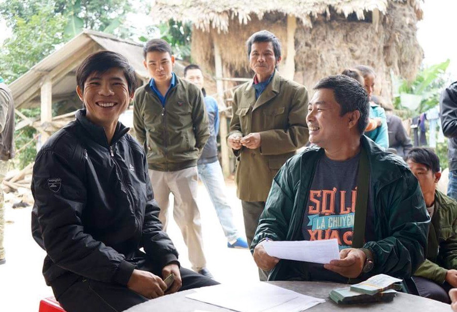 Anh Lương Hùng (bên phải) trong chuyến đi khảo sát, hỗ trợ làm nhà sau lũ cho người dân vùng lũ