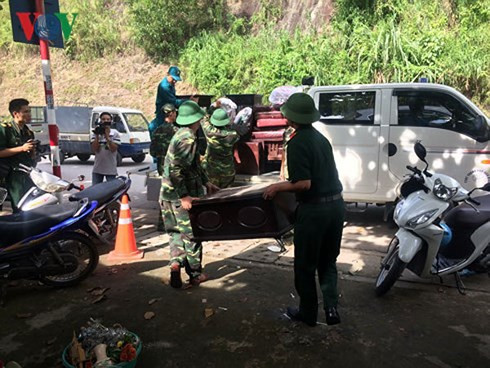 Chính quyền, lực lượng quân đội, công an hỗ trợ người dân. Ảnh: VOV. Chính quyền, lực lượng quân đội, công an hỗ trợ người dân. Ảnh: VOV.