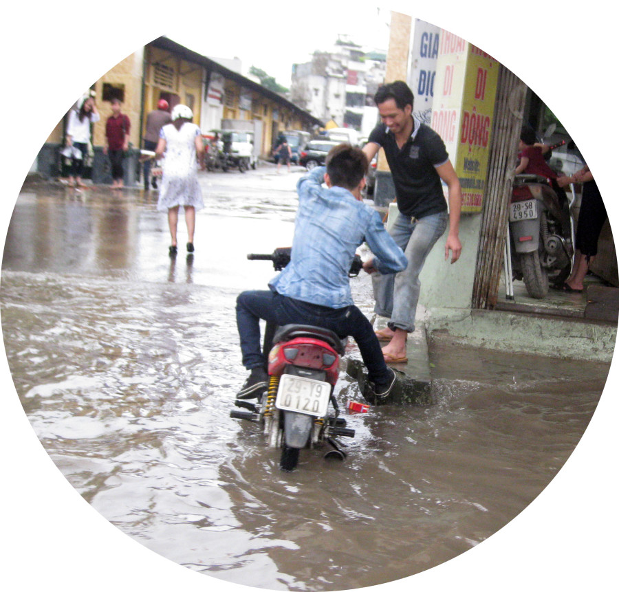 Người dân tự cứu hộ nhau Người dân tự cứu hộ nhau