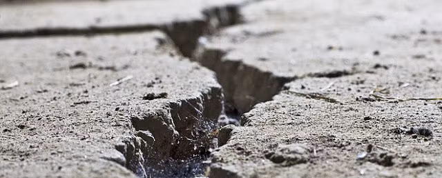 Những rãnh nứt khổng lồ đang xuất hiện ở Tây Tạng - chuyện gì đã xảy ra vậy? - Hình 1