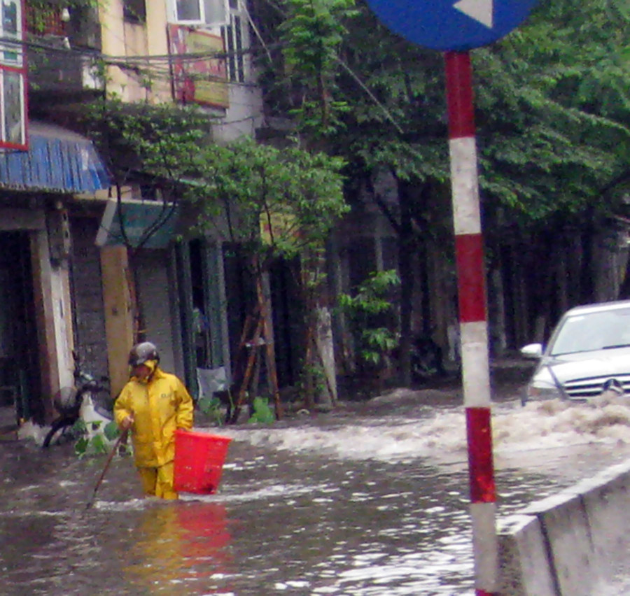 Công nhân thoát nước lặn lội giữa dòng nước Công nhân thoát nước lặn lội giữa dòng nước