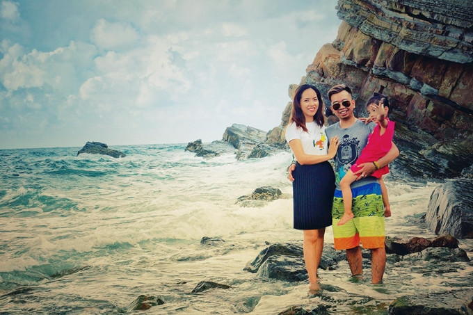 Anh Phan Anh, chủ nhân của những bể cá làm bằng thùng xốp, bên gia đình.