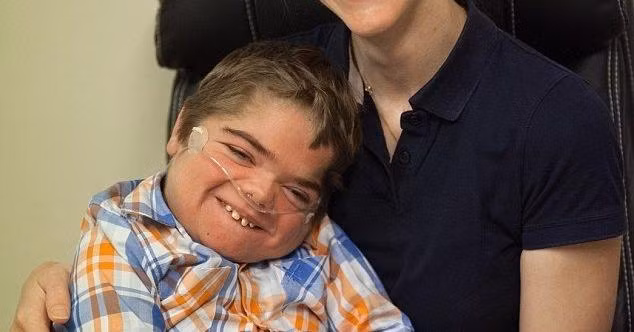  Cậu bé bại não 12 tuổi viết sách bằng ánh mắt