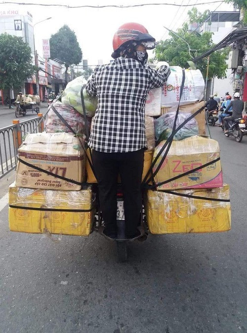 Phía sau người đàn ông thành công luôn có bóng dáng của người phụ nữ. Phía sau người đàn ông thành công luôn có bóng dáng của người phụ nữ.