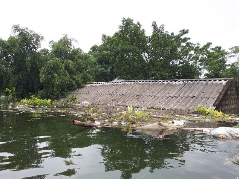 Nhiều nhà vẫn ngập đến mái. Ảnh: Phụ nữ VN. Nhiều nhà vẫn ngập đến mái. Ảnh: Phụ nữ VN.