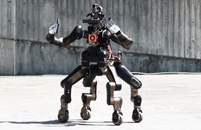 Robot cứu hộ trên 4 bánh xe