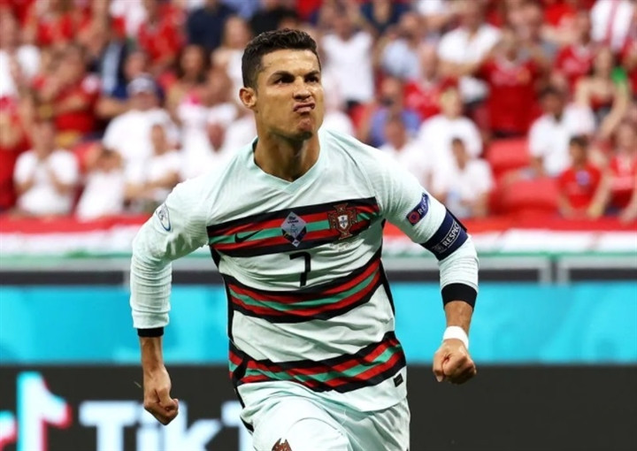 Ronaldo đi vào lịch sử EURO.