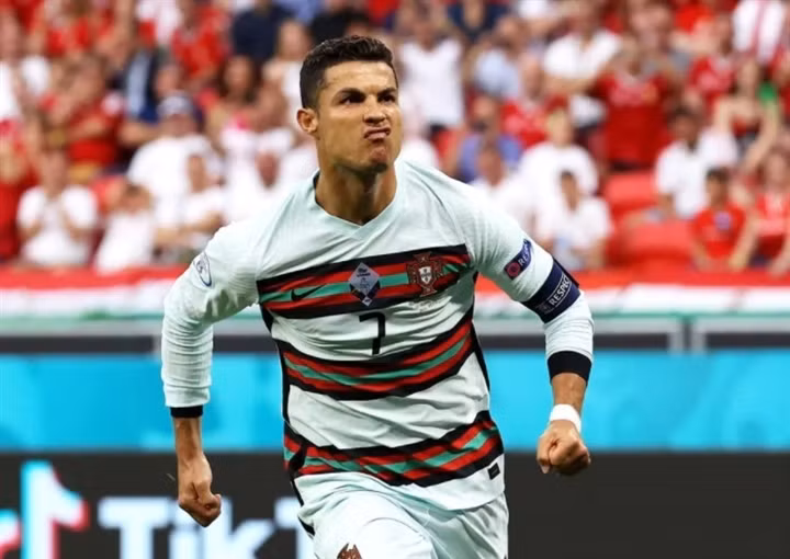 Ronaldo đi vào lịch sử EURO.