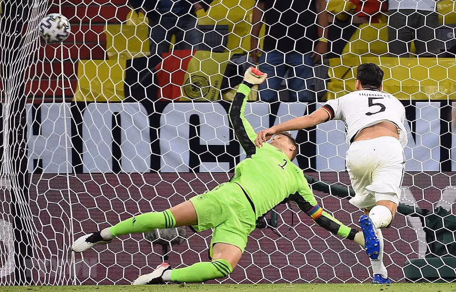 Hummels phản lưới nhà. (Ảnh; AFP/TTXVN).