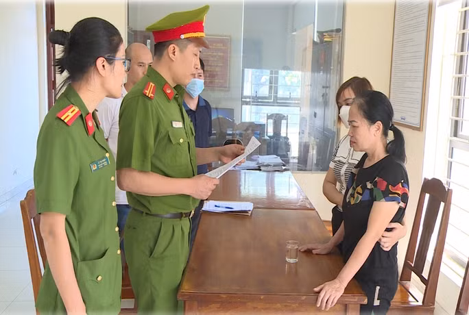 Lê Thị Thoan thời điểm bị Cơ quan Cảnh sát điều tra Công an tỉnh Thanh Hóa thi hành các lệnh khởi tố, bắt tạm giam. (Ảnh: CATH).