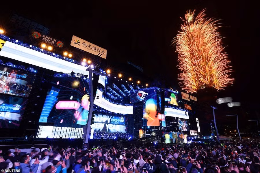 Người dân Đài Loan ăn mừng năm mới 2021.