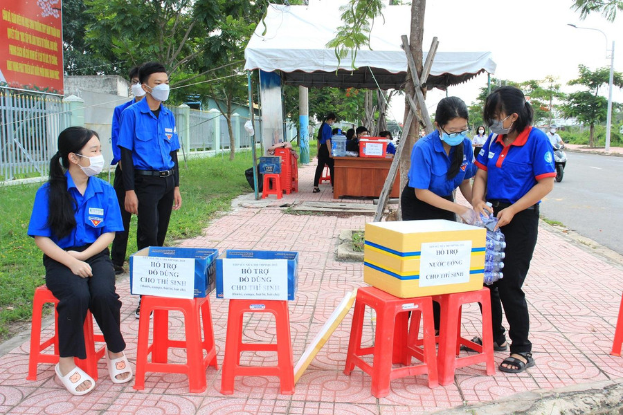 Lực lượng tình nguyện viên chuẩn bị sẵn sàng nước uống, dụng cụ học tập để hỗ trợ thí sinh khi cần Lực lượng tình nguyện viên chuẩn bị sẵn sàng nước uống, dụng cụ học tập để hỗ trợ thí sinh khi cần