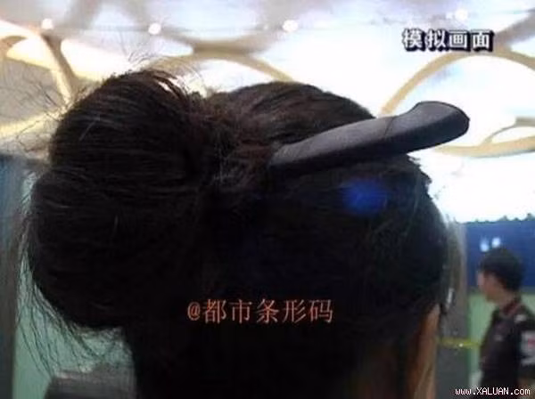 Người phụ nữ thản nhiên giấu dao vào búi tóc khi đi máy bay. (Nguồn: CCTV News)