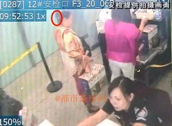 Hành khách giấu dao vào búi tóc khi lên máy bay.. để gọt hoa quả ảnh 2