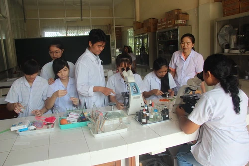 GV và SV ĐH TDM trong phòng thí nghiệm Sinh học
