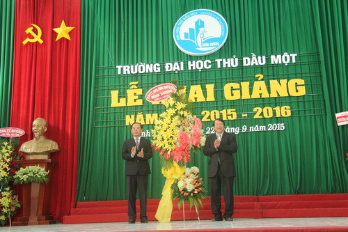 Ông Mai Thế Trung - Ủy viên Trung ương Đảng, Bí thư Tỉnh ủy Bình Dương (trái) tặng hoa chúc mừng Lễ khai giảng của ĐH TDM Ông Mai Thế Trung - Ủy viên Trung ương Đảng, Bí thư Tỉnh ủy Bình Dương (trái) tặng hoa chúc mừng Lễ khai giảng của ĐH TDM