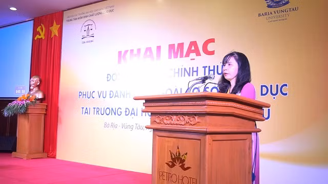 PGS.TS Nguyễn Phương Nga- Giám đốc Trung tâm kiểm định chất lượng giáo dục – Hiệp hội các trường đại học, cao đẳng Việt Nam - phát biểu khai mạc buổi lễ.