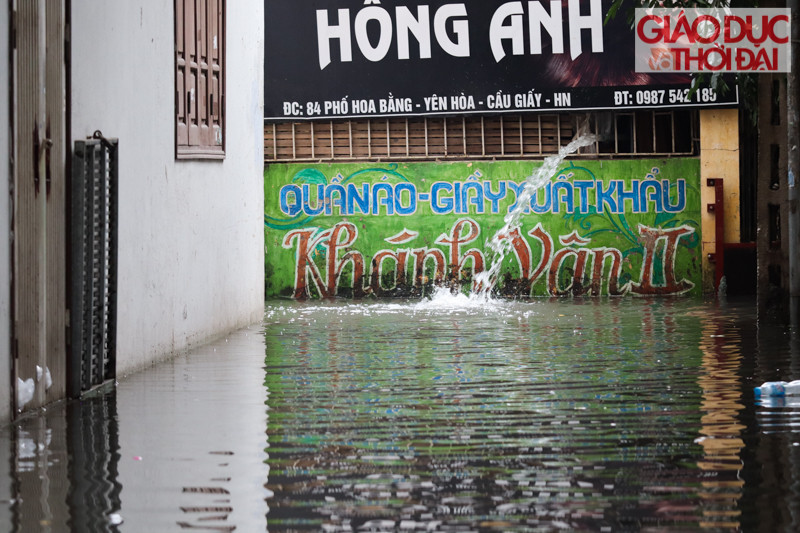 Ngập kéo dài khoảng 14 tiếng đã khiến cuộc sống của những người dân tại đây bị đảo lộn. Không chỉ trục đường chính của phố Hoa Bằng mà những ngõ nhỏ trên con phố cũng ngập sâu, nhiều gia đình phải dùng cả máy bơm công suất lớn để bơm nước ra bên ngoài.
