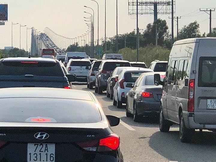 Ùn ứ xe 7km trên cao tốc Long Thành - Dầu Giây